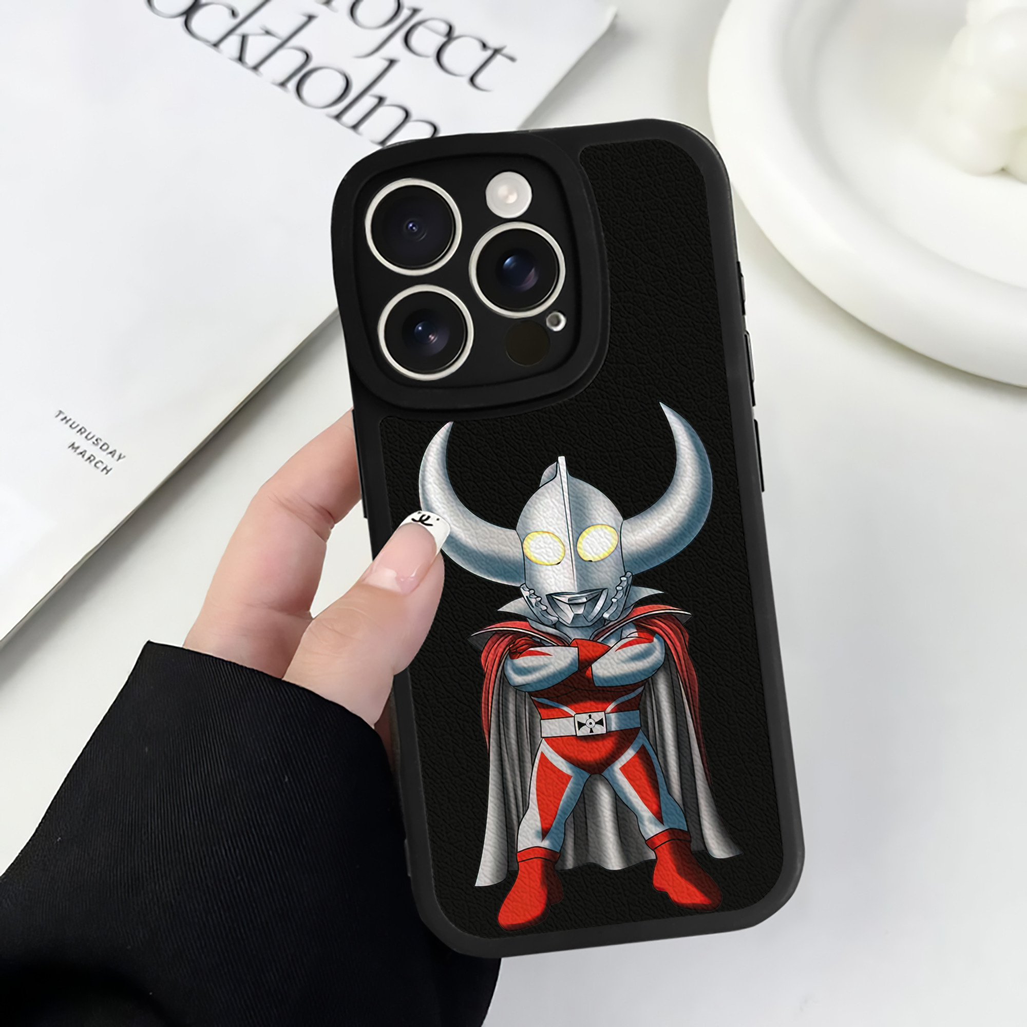 （画像用） ウルトラマン Ultraman 【iPhone 16シリーズ対応】シリコンスマホケース（レザー調） 材質：シリコン